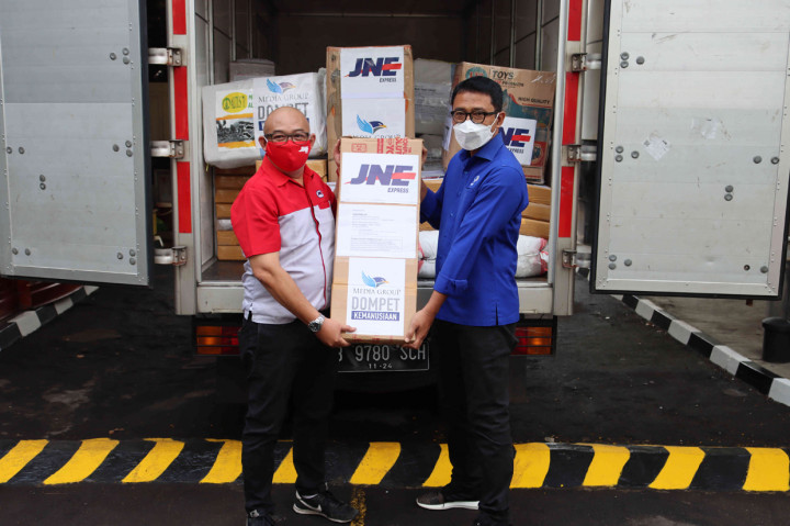 Ketua Dompet Kemanusiaan Media Group (DKMG) Ali Sadikin (kanan) secara simbolis menyerahkan bantuan kepada Marketing Communication Division Head JNE Doedi Hadji, di kompleks Media GROUP, Jakarta, Selasa, 25 Mei 2021.
