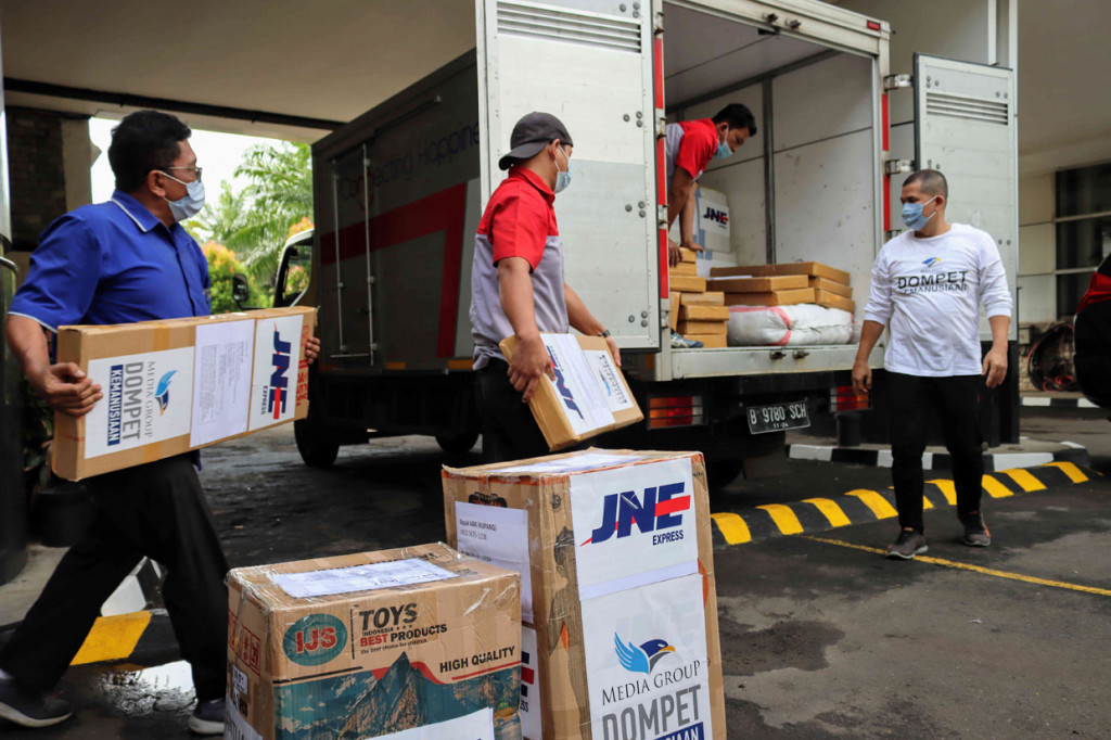 Bantuan tersebut terdiri dari 1.400 potong pakaian baru, dan brosur pencegahan stunting, yang langsung didistribusikan ke posko-posko sasaran oleh tim JNE yang ada di NTT.