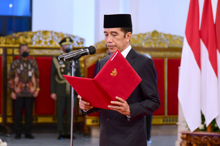 Pelantikan Kepala BNPB ini digelar berdasarkan Keputusan Presiden Republik Indonesia Nomor 79/P Tahun 2021 tentang Pemberhentian dan Pengangkatan Kepala Badan Nasional Penanggulangan Bencana.