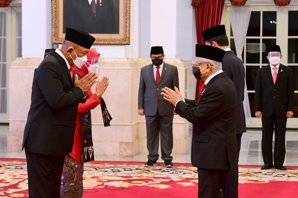 Presiden Joko WIdodo dan Wakil Presiden Ma'ruf Amin memberi ucapan selamat kepada Letjen TNI Ganip Warsito seusai dilantik menjadi Kepala Badan Nasional Penanggulangan Bencana (BNPB) di Istana Negara, Jakarta.