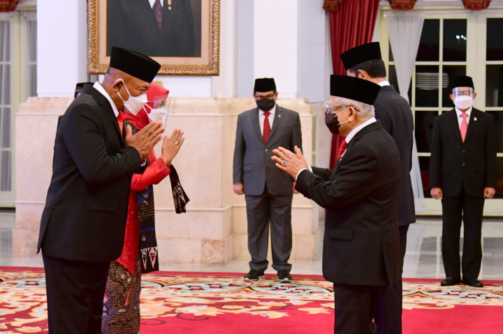 Presiden Joko WIdodo dan Wakil Presiden Ma'ruf Amin memberi ucapan selamat kepada Letjen TNI Ganip Warsito seusai dilantik menjadi Kepala Badan Nasional Penanggulangan Bencana (BNPB) di Istana Negara, Jakarta.