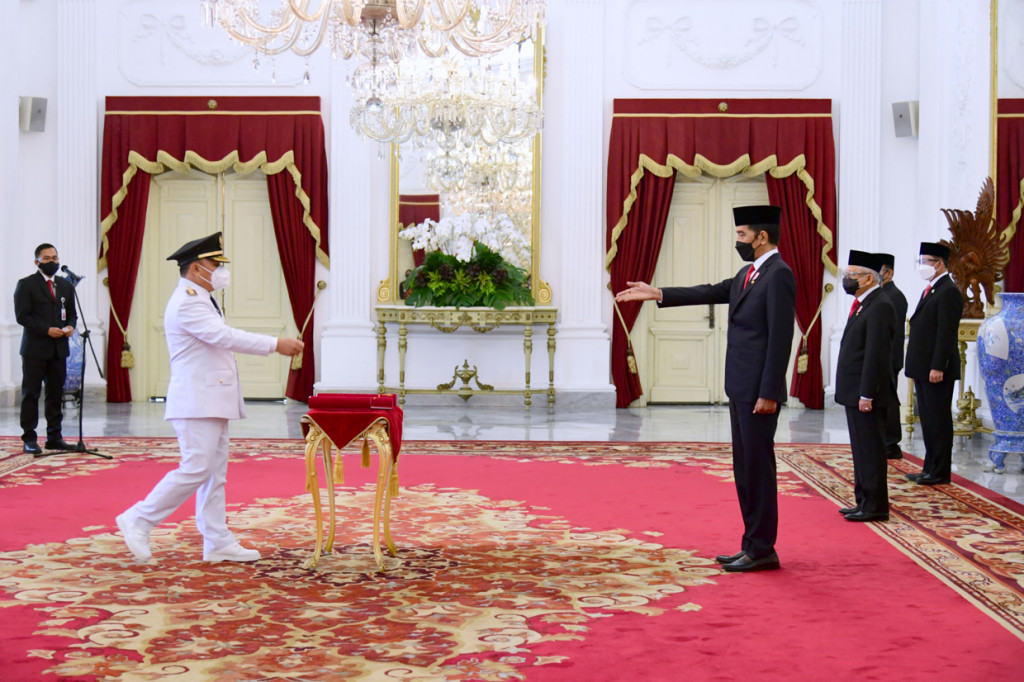 Pelantikan dilakukan dengan protokol kesehatan yang ketat. Prosesi pelantikan diawali dengan dikumandangkannya lagu Indonesia Raya serta pembacaan keputusan presiden.