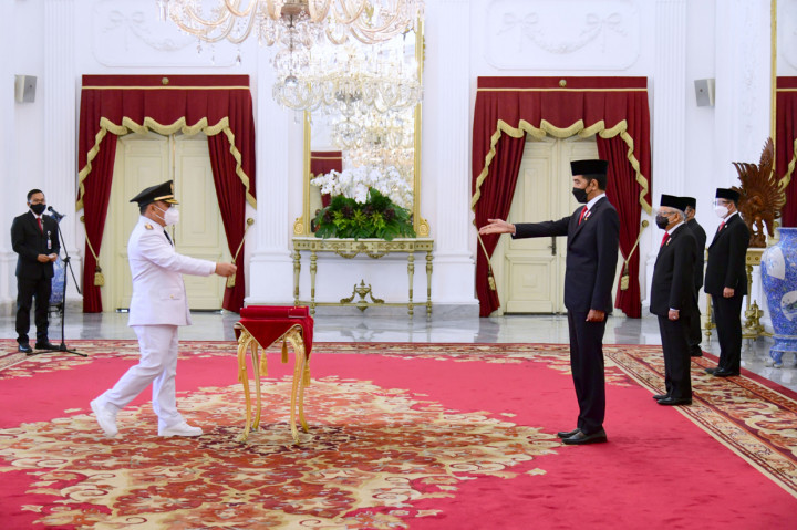 Pelantikan dilakukan dengan protokol kesehatan yang ketat. Prosesi pelantikan diawali dengan dikumandangkannya lagu Indonesia Raya serta pembacaan keputusan presiden.