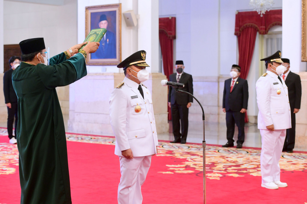 Seusai lagu kebangsaaan Indonesia Raya, Sugianto Sabran dan Edy Prawoto dipandu Presiden Joko Widodo mengucap sumpah jabatan sebagai Gubernur dan Wakil Gubernur terpilih Kalimantan Tengah.