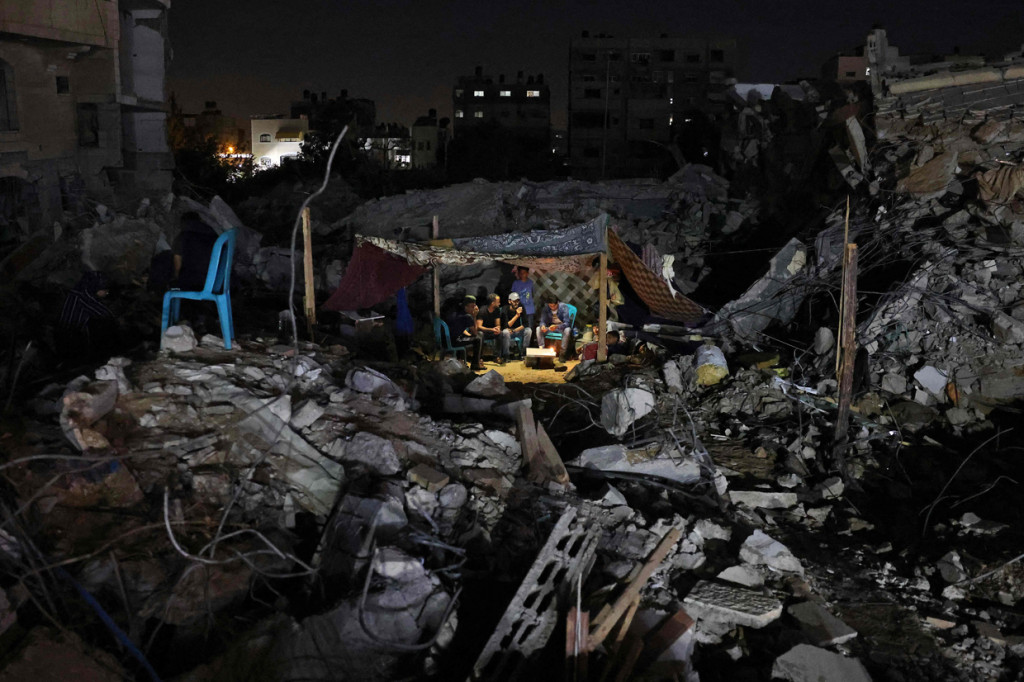 Menyusul gencatan sejata yang dicapai setelah perang 11 hari antara Israel dan Hamas, warga Palestina mendirikan tenda di reruntuhan.