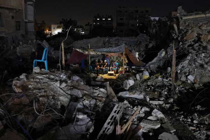 Menyusul gencatan sejata yang dicapai setelah perang 11 hari antara Israel dan Hamas, warga Palestina mendirikan tenda di reruntuhan.
