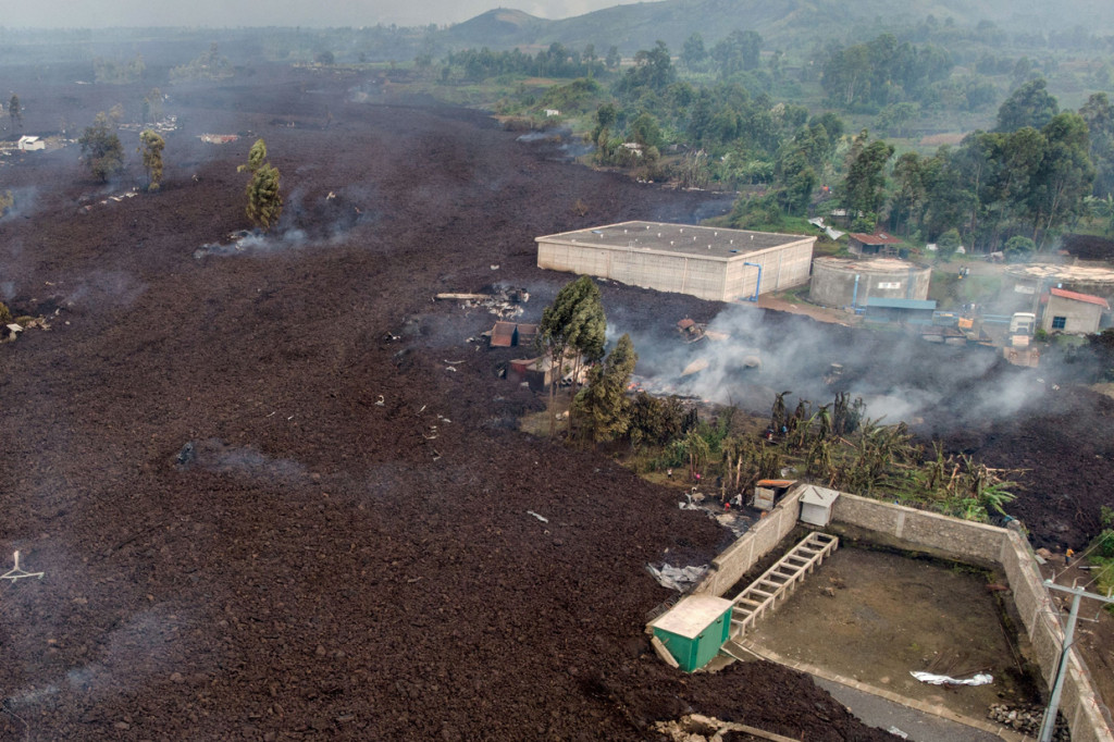 Lava dari letusan Gunung Nyiragongo membelah Buhene di utara Goma, Kongo.