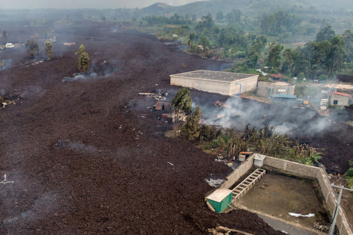 Lava dari letusan Gunung Nyiragongo membelah Buhene di utara Goma, Kongo.