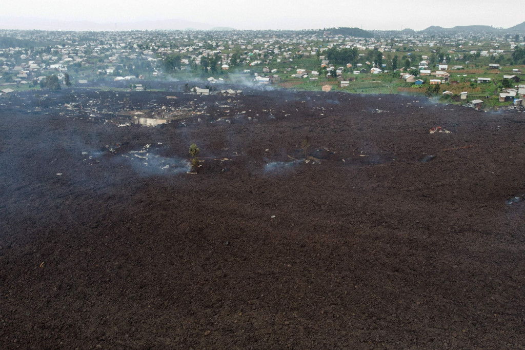 Penduduk kembali ke rumah yang hancur dan mencari orang yang dicintai yang hilang di pinggiran Goma setelah gunung berapi besar itu meletus Sabtu 22 Mei 2021.
