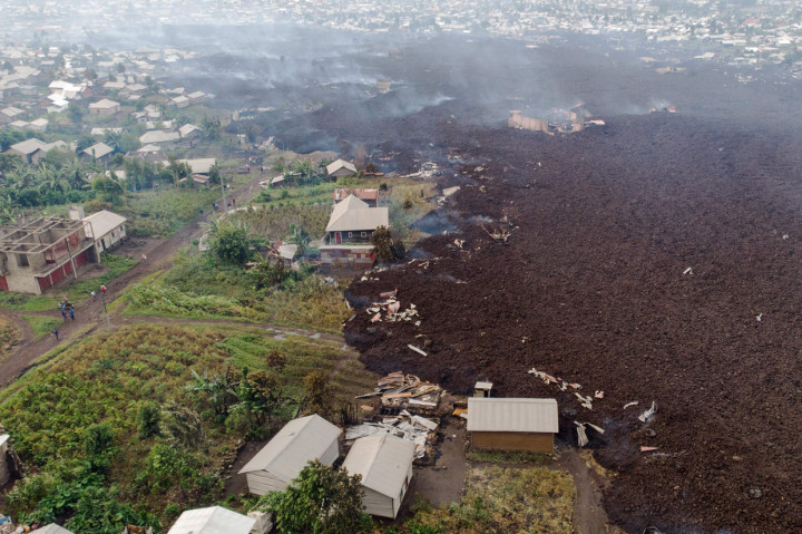 Saksi mata mengatakan Gunung Nyiragongo di mengeluarkan lahar yang menghancurkan rumah-rumah berpenduduk hampir 2 juta orang sebagian besar terhindar setelah letusan.