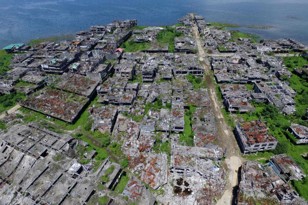 Kota Marawi yang sempat dikuasai ISIS tetap menjadi reruntuhan, para ahli pun memperingatkan bahwa upaya rekonstruksi yang macet memperkuat daya tarik kelompok ekstremis.