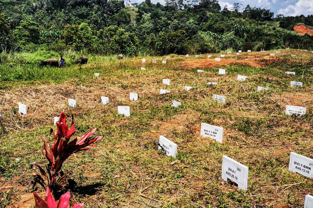 Pemandangan pemakaman massal empat tahun setelah militan ISIS mengepung Kota Marawi di Mindanao, Filipina, 23 Mei 2021. Lebih dari 1.000 nyawa merenggut dalam pertempuran lima bulan antara pasukan pemerintah dengan militan ISIS.
