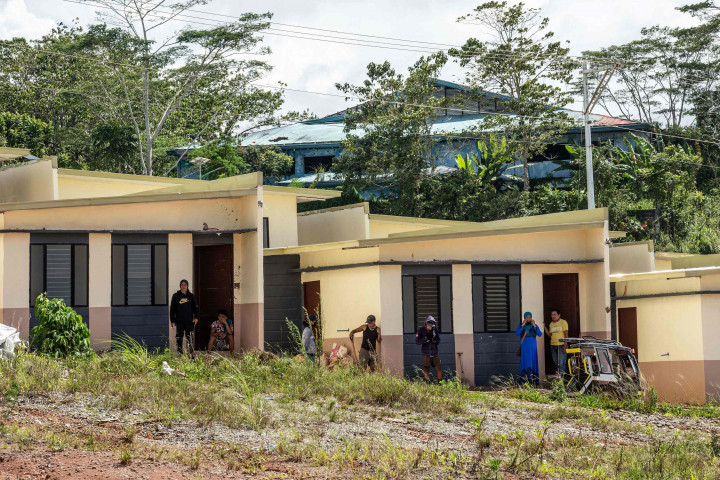 Penduduk berdiri di luar rumah yang baru dibangun empat tahun setelah militan ISIS mengepung Kota Marawi di Mindanao, Filipina, 23 Mei 2021.