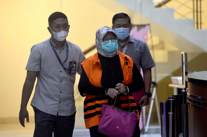 KPK resmi menahan Solihah terkait kasus dugaan korupsi pembayaran komisi kegiatan fiktif agen PT AJI ( Asuransi Jasa Indonesia) dalam penutupan (closing) asuransi oil dan gas pada BP Migas-KKKS tahun 2010-2012 dan 2012-2014.
