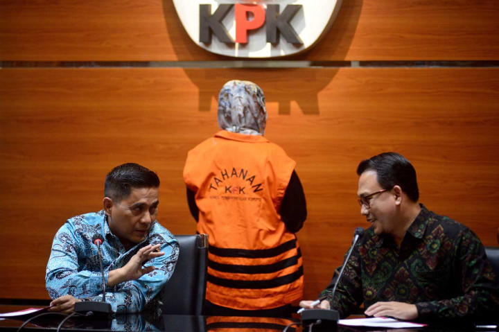 Deputi Penindakan Komisi Pemberantasan Korupsi (KPK) Karyoto (kiri) didampingi juru bicara KPK Ali Fikri (kanan) menyampaikan konperensi pers penahanan Direktur Keuangan dan Investasi PT AJI (Asuransi Jasa Indonesia) Persero tahun 2008-September 2016 Solihah di Gedung Komisi Pemberantasan Korupsi (KPK), Rasuna Said, Jakarta.