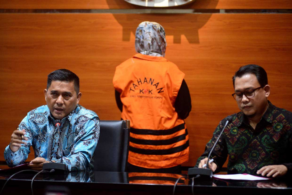 Pada penahanan Kiagus Emil Fahmy Cornain sebelumnya, Sholihah tidak ikut ditahan karena tak menghadiri pemeriksaan dengan alasan sakit.  