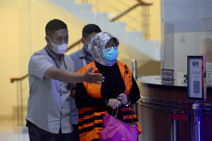 Direktur Keuangan dan Investasi PT AJI (Asuransi Jasa Indonesia) Persero tahun 2008-September 2016 Solihah dikawal petugas seusai menjalani pemeriksaan di Gedung Komisi Pemberantasan Korupsi (KPK), Rasuna Said, Jakarta.