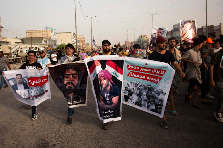 Unjuk rasa itu dilakukan di Ibu Kota Irak, Baghdad dan juga Tahrir. Massa juga membawa sejumlah spanduk. 