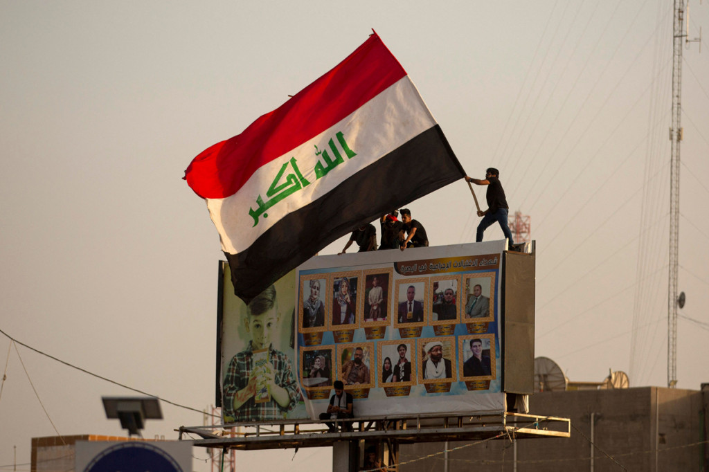 Saat polisi berusaha membubarkan unjuk rasa, sejumlah massa berteriak revolusi.
