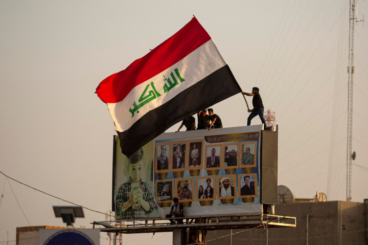 Saat polisi berusaha membubarkan unjuk rasa, sejumlah massa berteriak revolusi.

