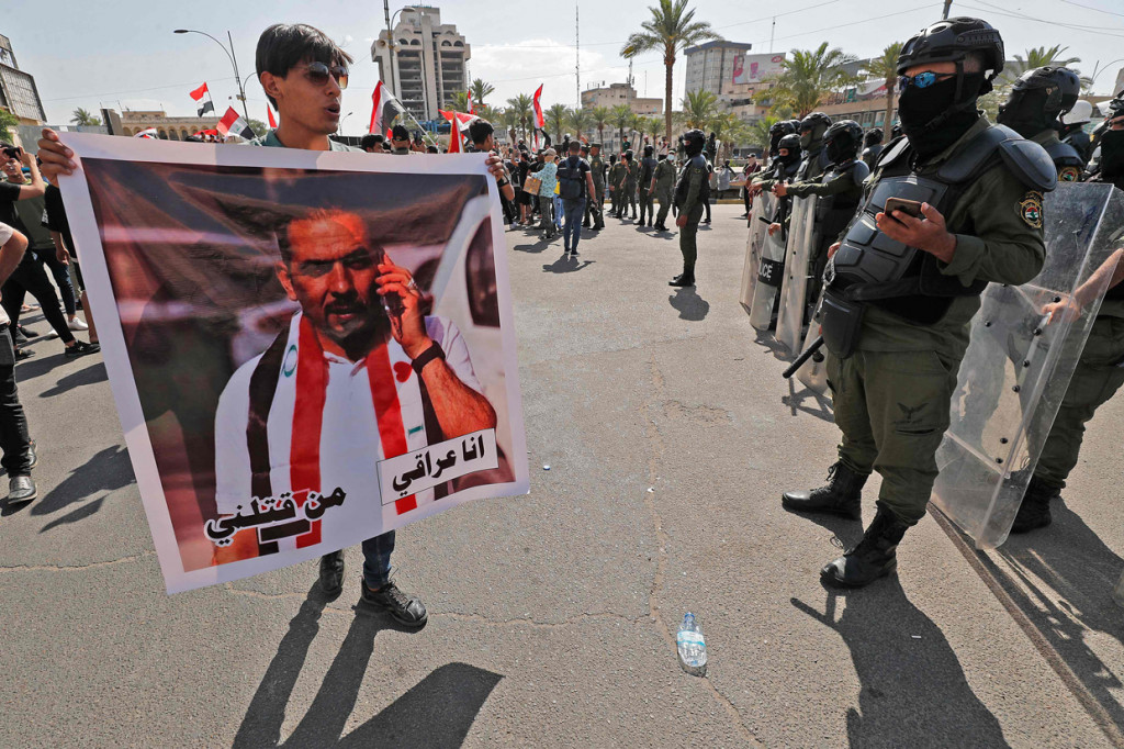 Unjuk rasa menuntut keadilan ini berhubungan dengan meningkatnya kasus penembakan yang terjadi di Irak. Juru kampanye anti-pemerintah Ihab al-Wazni tewas ditembak.