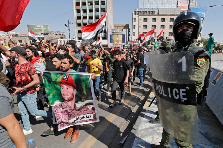 Sehari sebelumnya, jurnalis Ahmed Hassan juga ditembak di Irak selatan. Kondisinya koma setelah menjalani operasi otak.