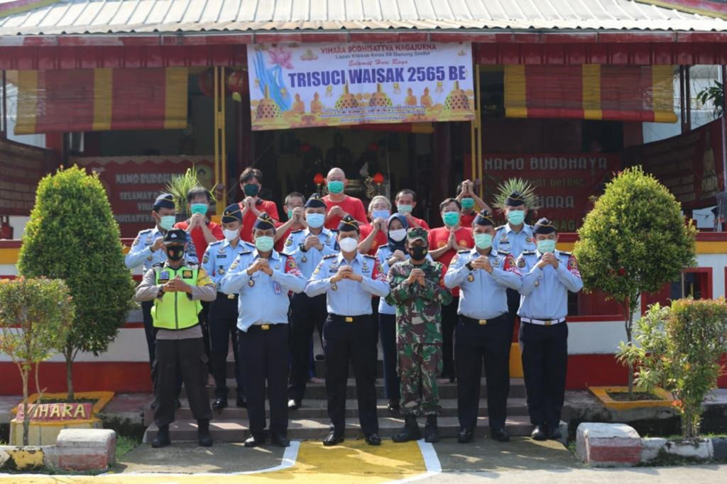 Kementerian Hukum dan HAM (Kemenkumham) memberikan Remisi Khusus (RK) kepada 1.078 dari 2.069 narapidana Buddha di seluruh Indonesia di Hari Raya Waisak 2021, yang diperingati, Rabu, 26 Mei 2021.