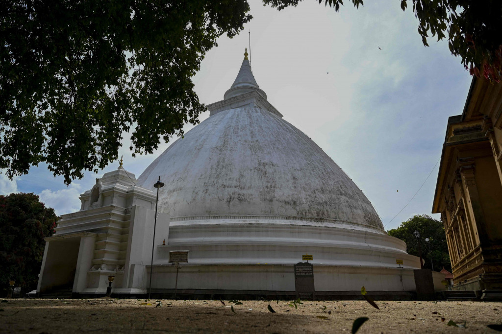 Suasana Kuil Kelaniya yang sepi pada perayaan Hari Suci Waisak, Rabu, 26 Mei 2021.