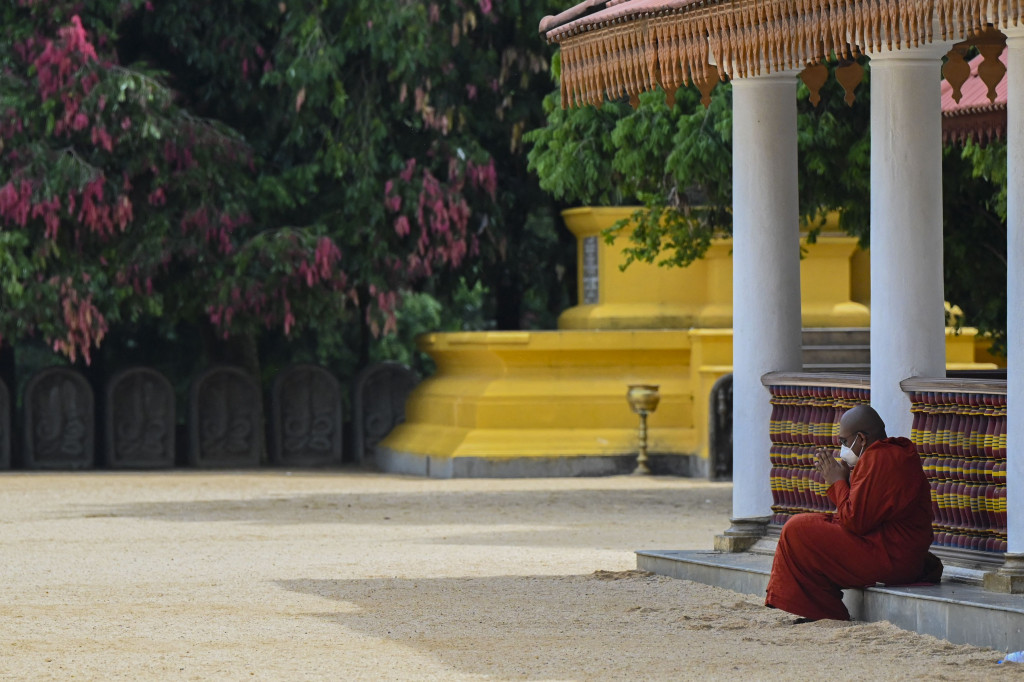 Perayaan Hari Suci Waisak tahun ini lebih sepi dari biasanya karena Sri Lanka bersiap menerapkan lockdown ketat selama dua minggu untuk menekan penyebaran korona (Covid-19).