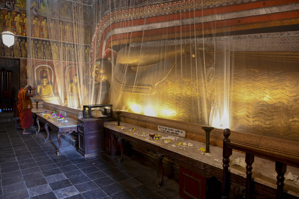 Sedangkan dari segi keagamaan, umat Buddha di Sri Lanka memiliki tradisi puja bakti serta mendengarkan dhamma desana di Vihara selama satu hari penuh, sejak pagi hingga sore hari. 