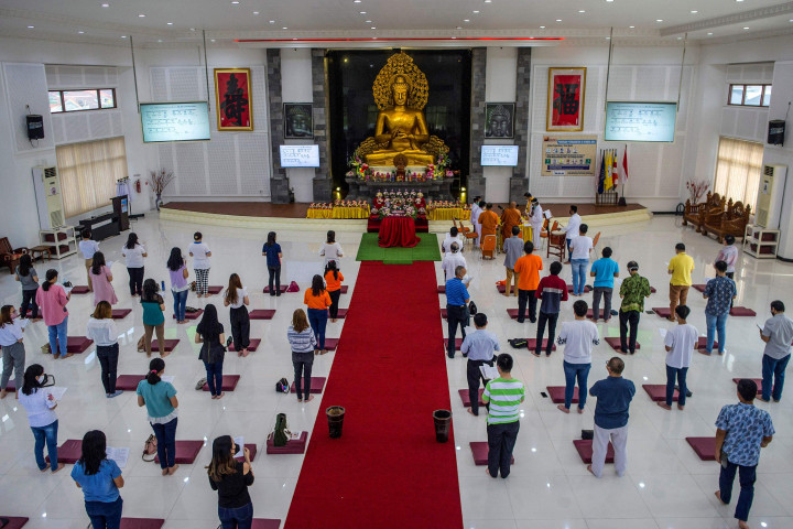 Umat Buddha mengikuti sembahyang Trisuci Waisak 2565 di Vihara Buddhayana Dharmawira center (BDC), Jl. Panjang Jiwo, Tenggilis Mejoyo Surabaya, Jawa Timur.