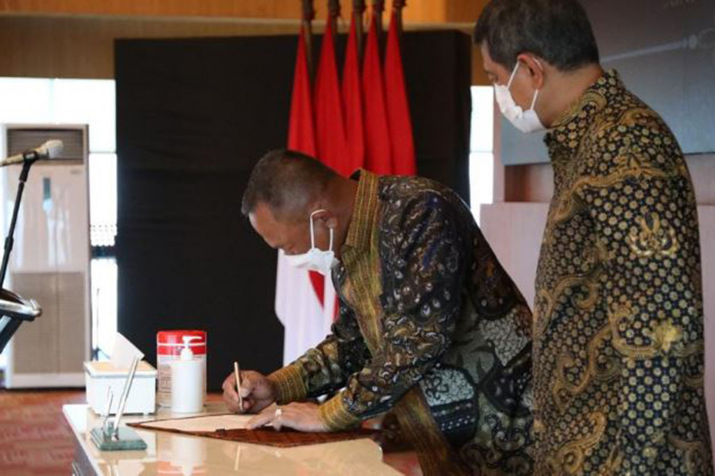 Penandatangan berkas serah terima jabatan Kepala BNPB oleh Letjen TNI Ganip Warsito (kiri) dan Letjen TNI Dr. (H.C) TNI Doni Monardo (kanan) pada Selasa, 25 Mei 2021, di ruang aula Sutopo Purwo Nugroho, Graha BNPB. 