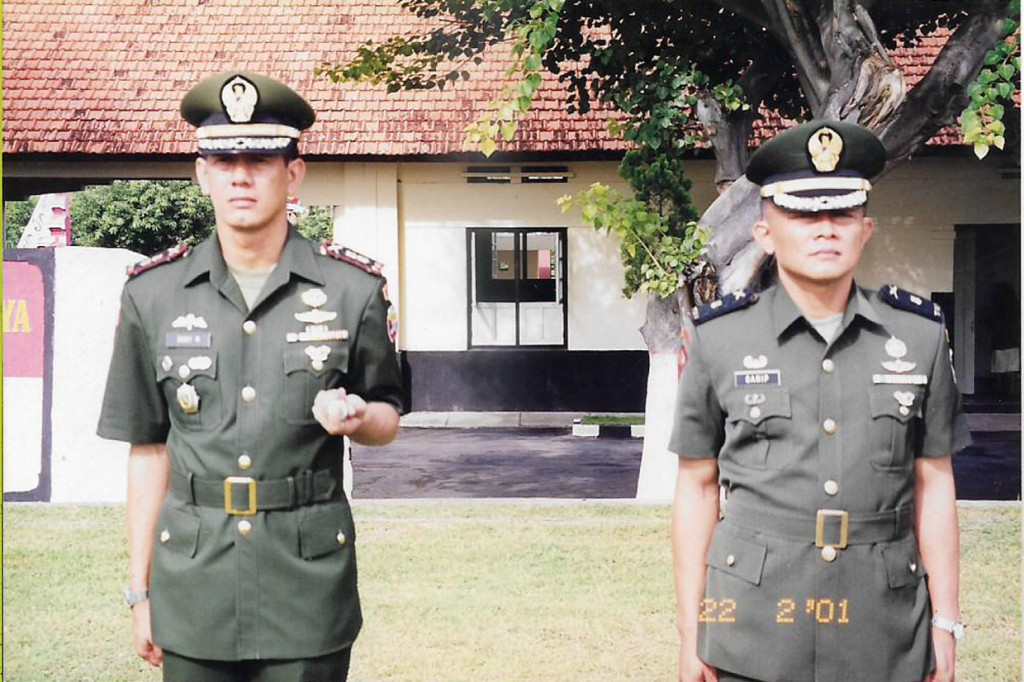 Pergantian Kepala BNPB ini bagaikan peristiwa 20 tahun yang berulang. Keduanya saat itu masih berpangkat perwira menengah (pamen TNI). Ganip yang berpangkat Mayor Infanteri menggantikan Doni yang berpangkat Letnan Kolonel Infanteri dalam jabatan Komandan Batalion 741/Satya Bhakti Wirottama, Singaraja, Bali. Hal itu diungkap Tenaga Ahli BNPB Egy Massadiah.