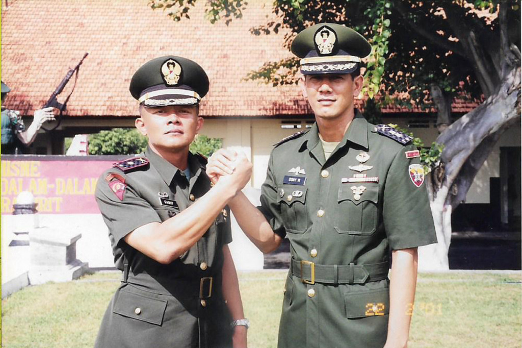 Letkol Infanteri Doni Monardo (kanan) bersalam komando dengan Mayor Infanteri Ganip Warsito yang menggantikannya sebagai Komandan Batalyon 741/Satya Bhakti Wirottama, Singaraja, Bali, pada 2001.