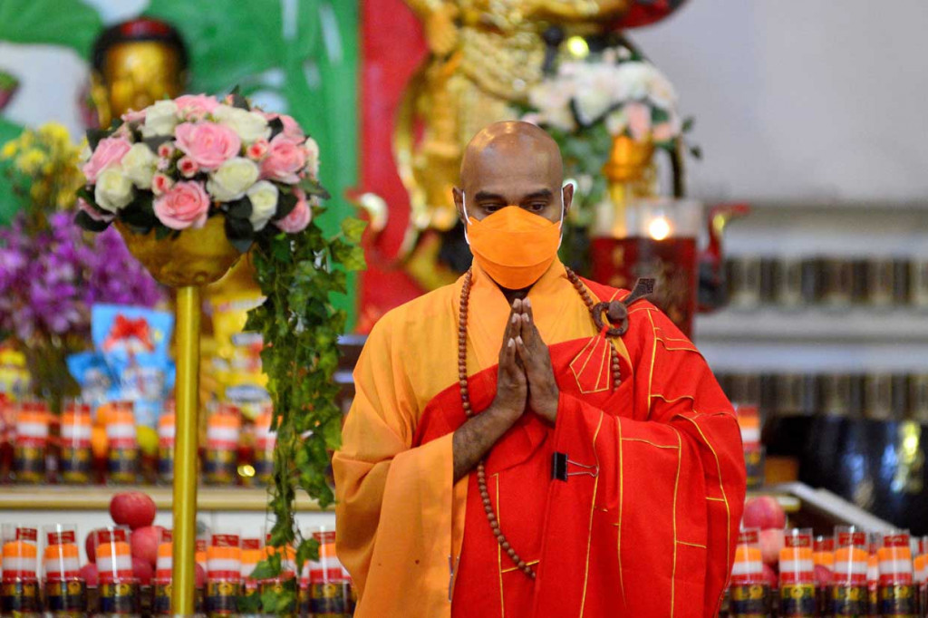 Biksu Bhadrasilo memimpin ibadah Puja Bakti Waisak 2565 BE/2021 di Vihara Avalokiteswara, Pondok Cabe, Tangerang Selatan, Banten.