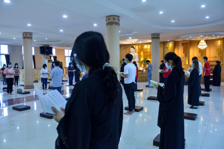 Umat Buddha berdoa saat perayaan Hari Waisak di Banda Aceh.