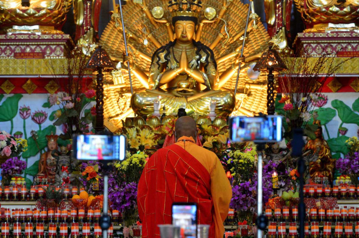 Ibadah Puja Bakti Waisak yang dilakukan secara live streaming melalui media daring di saat pandemi virus korona (Covid-19) sehingga dapat diikuti umat Buddha di rumahnya masing-masing tersebut mengambil tema Membangkitkan Semangat Persatuan untuk Indonesia Maju.