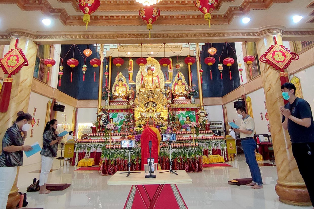 Umat Buddha mengikuti ibadah Puja Bakti Waisak 2565 BE/2021 di Vihara Avalokiteswara, Pondok Cabe, Tangerang Selatan, Banten.