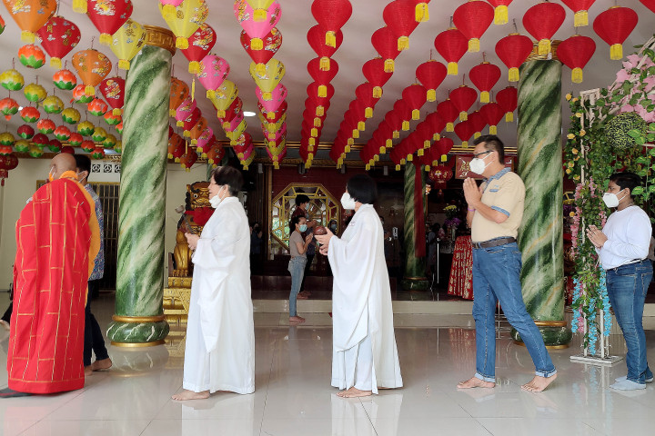 Umat Buddha mengikuti ibadah Puja Bakti Waisak 2565 BE/2021 di Vihara Avalokiteswara, Pondok Cabe, Tangerang Selatan, Banten.