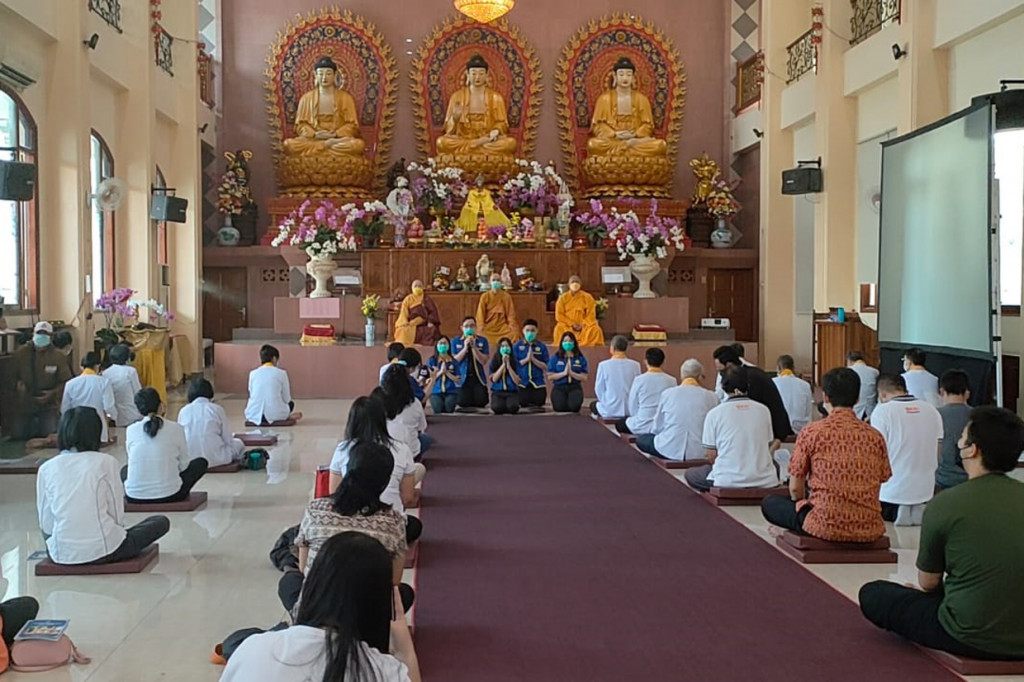 Di Vihara Dharmakirti Jalan Kapten Marzuki, Kecamatan Ilir Timur I Palembang, ada sekitar 400 orang umat Buddha duduk rapi dengan jarak yang sudah ditentukan dan menggunakan masker selama kegiatan berlangsung.
