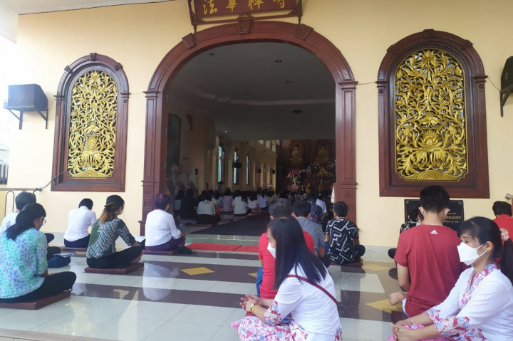 Eling dan Waspada menjadi tema perayaan Waisak bagi umat Buddha di Palembang. Hari Raya Waisak 2565 yang jatuh pada hari ini, Rabu, 26 Mei 2021. 