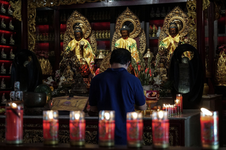 Peringatan Hari Tri Suci Waisak 2565 BE/2021 tersebut dikuti umat Buddha dengan menerapkan protokol kesehatan secara ketat dan membatasi jumlah umat yang beribadah di vihara untuk mencegah penyebaran pandemi covid-19. 
