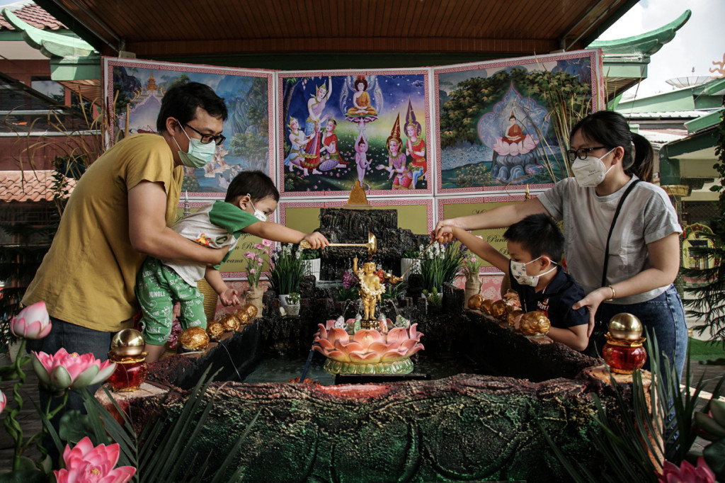 Umat Buddha berdoa saat perayaan Hari Waisak di Vihara Lalitavistara, Cilincing, Jakarta. 
