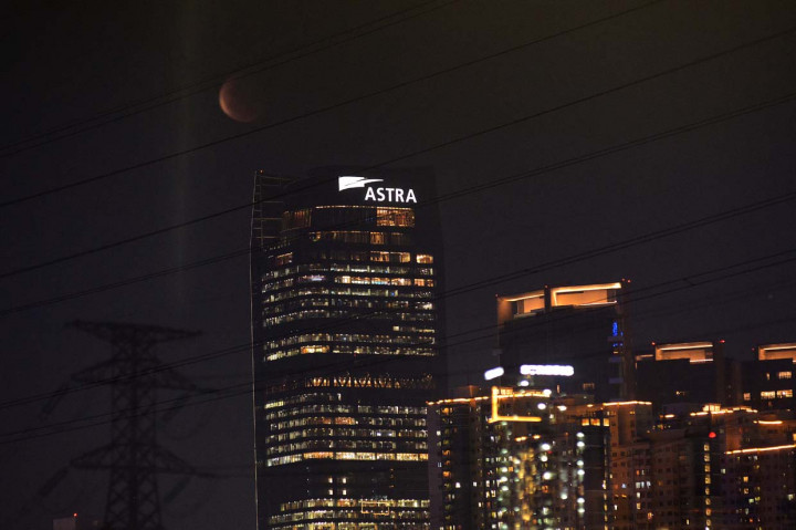 Gerhana bulan merah super terlihat di langit Jakarta di antara gedung-gedung di kawasan Petamburan, Jakarta, Rabu 26 Mei 2021, malam.