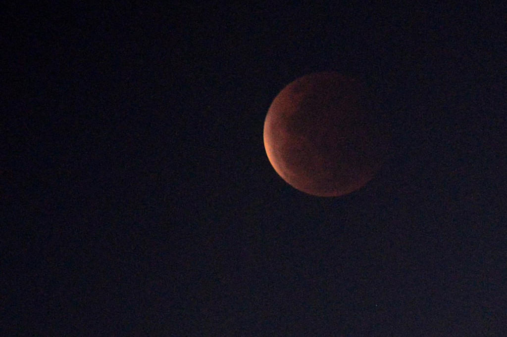 Gerhana bulan ini terjadi setiap 195 tahun sekali dan hanya selama kurang lebih 14 menit 30 detik.