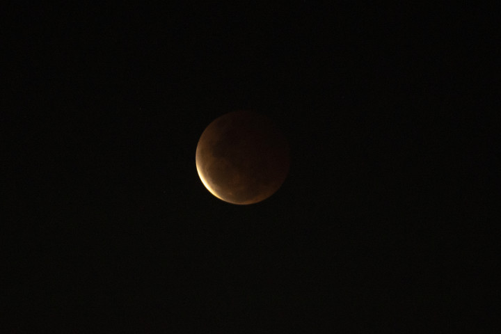 Menjadi tambah spesial karena gerhana bulan kali ini beriringan dengan terjadi Perige, ketika bulan di jarak terdekatnya dengan Bumi.