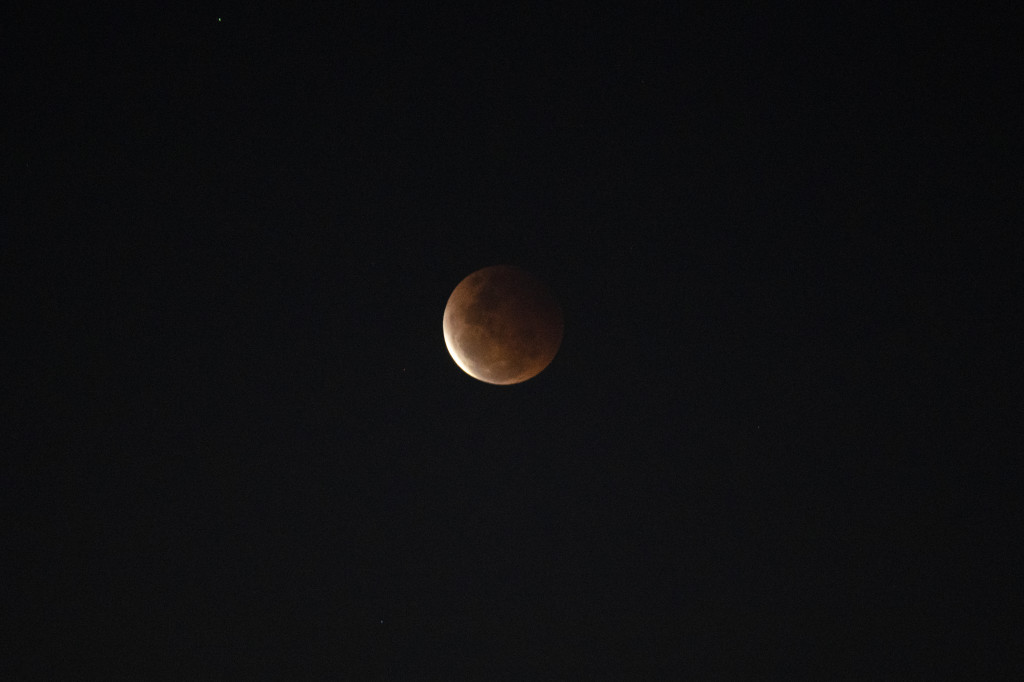 Fenomena Gerhana Bulan Super Blood Moon pada pukul 18.35 WIB dilihat dari Wilayah Kreo, Tangerang Kota, Banten.