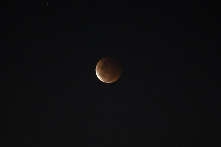 Fenomena Gerhana Bulan Super Blood Moon pada pukul 18.35 WIB dilihat dari Wilayah Kreo, Tangerang Kota, Banten.