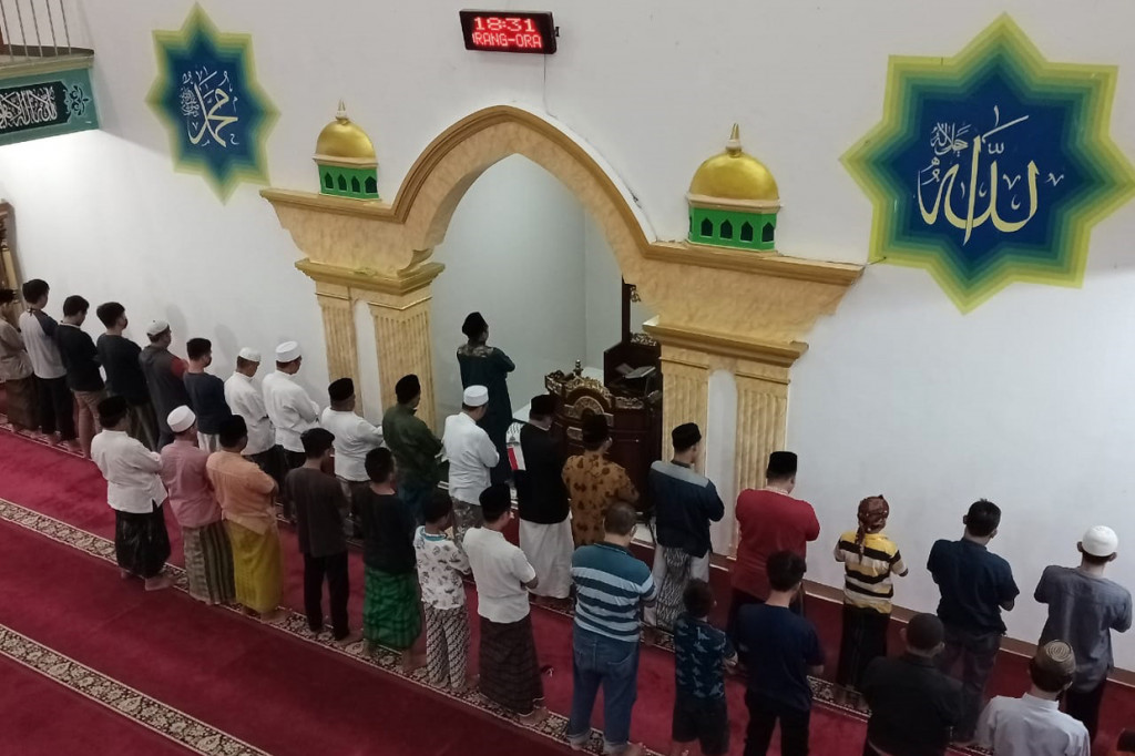 Jemaah melaksanakan Salat Gerhana Bulan di Masjid Jami Nurul Iman, Kalisuren, Tajurhalang, Bogor, Jawa Barat.