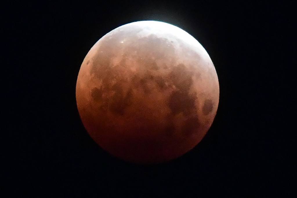 Potret gerhana bulan merah darah atau super blood moon di Santa Monica, California.